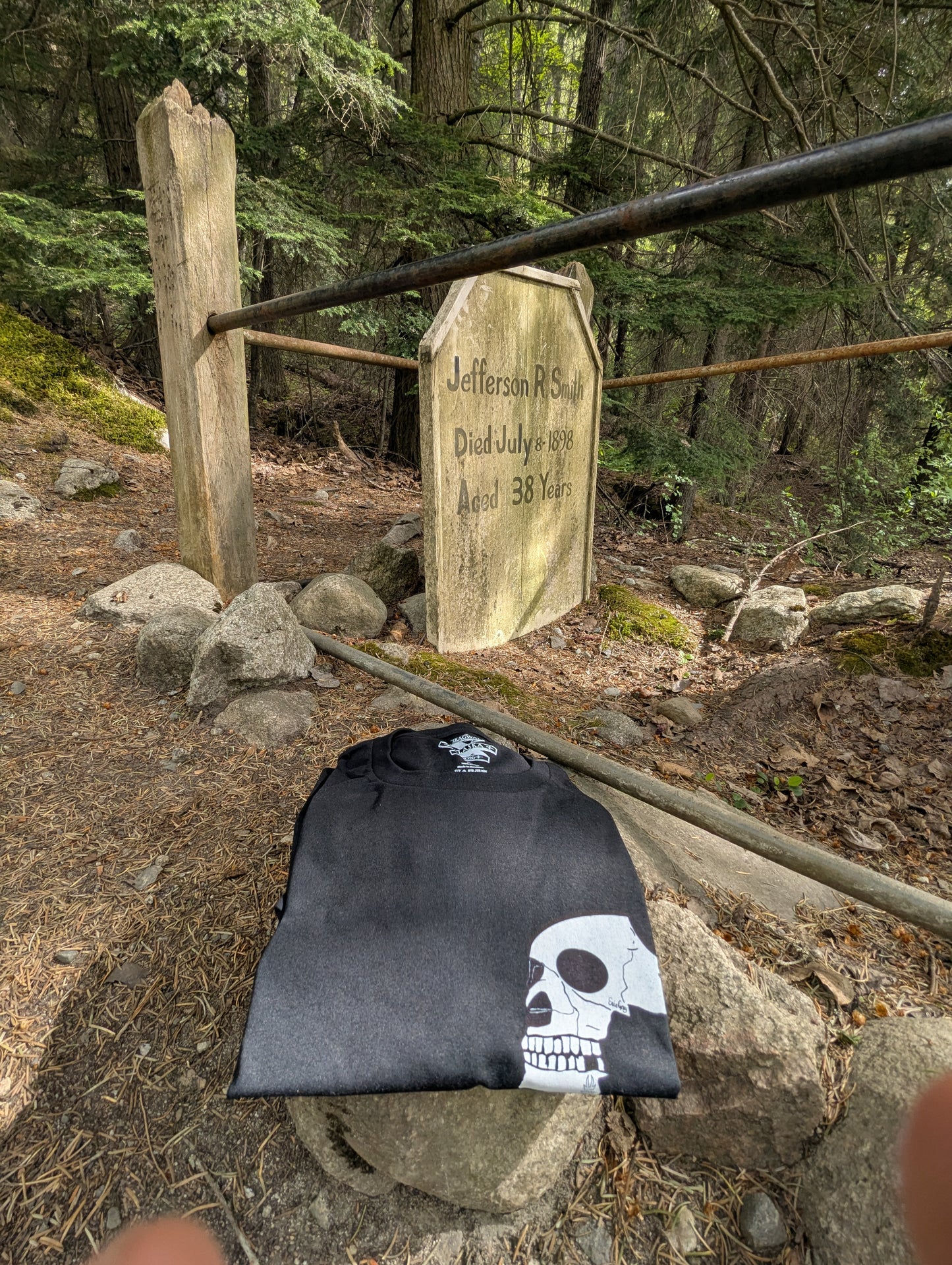 'Rest in Hell, Soapy' —  The Legendary Alaskan Gangster | Graffiti Skull Graphic T‑Shirt
