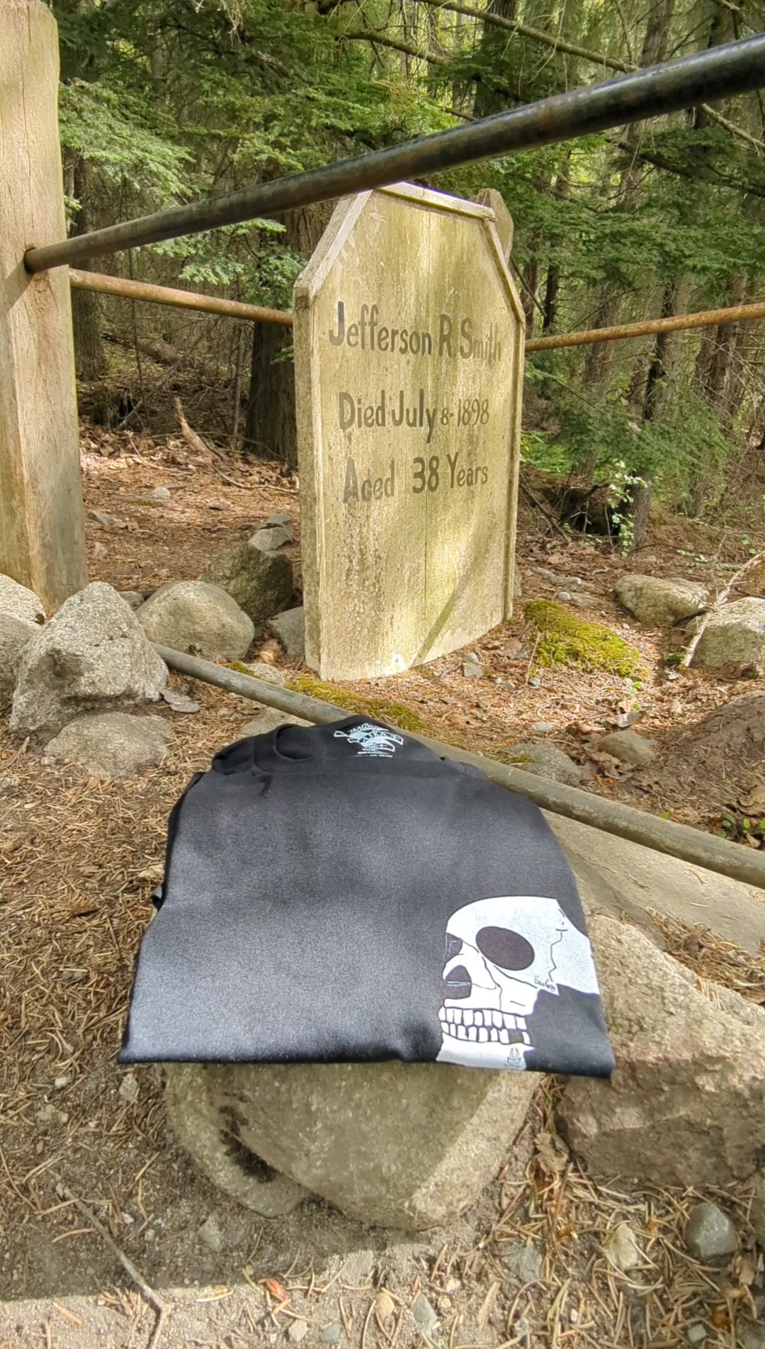 'Rest in Hell, Soapy' —  The Legendary Alaskan Gangster | Graffiti Skull Graphic T‑Shirt